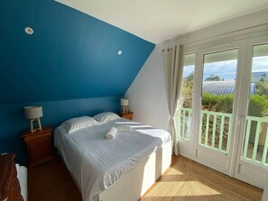 6 bedrooms, iron/ironing board, WiFi, bed sheets