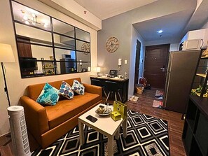 Suite, Balcony, Pool View | Living area