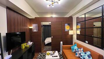 Suite, balcón, vistas a la piscina | Zona de estar