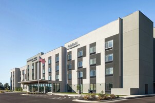 Un hotel moderno Fairfield by Marriott con fachada plana, múltiples ventanas y un estacionamiento.