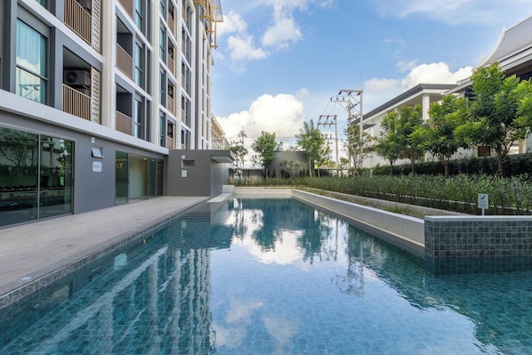 Una piscina al aire libre