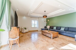 TV, fireplace - Villa "Pool Jacuzzi" with private pool, Wi-Fi and air conditioning (Camaret-sur-Aigues)