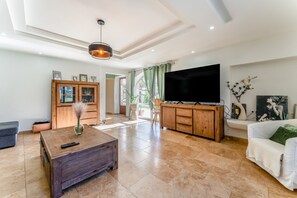 Télévision, cheminée