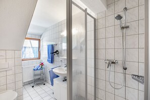 Suihku, hiustenkuivaaja, pyyhkeet
