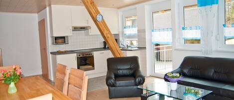 Televisio, pöytätennispöytä, stereot