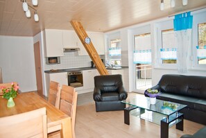 Télévision, table de tennis de table, chaîne hi-fi