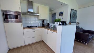 Réfrigérateur, micro-ondes, plaque de cuisson, cafetiÚre/bouilloire