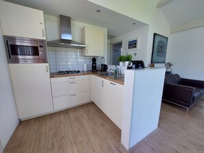 Jääkaappi, mikroaaltouuni, liesi, kahvin-/teenkeitin