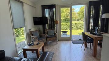 Een smart-tv en een tafeltennistafel