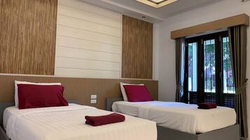 Habitación estándar con 2 camas individuales | Caja de seguridad en la habitación y cortinas blackout