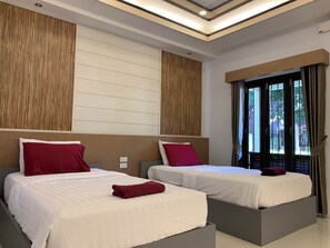 Habitación estándar con 2 camas individuales | Caja fuerte y cortinas opacas