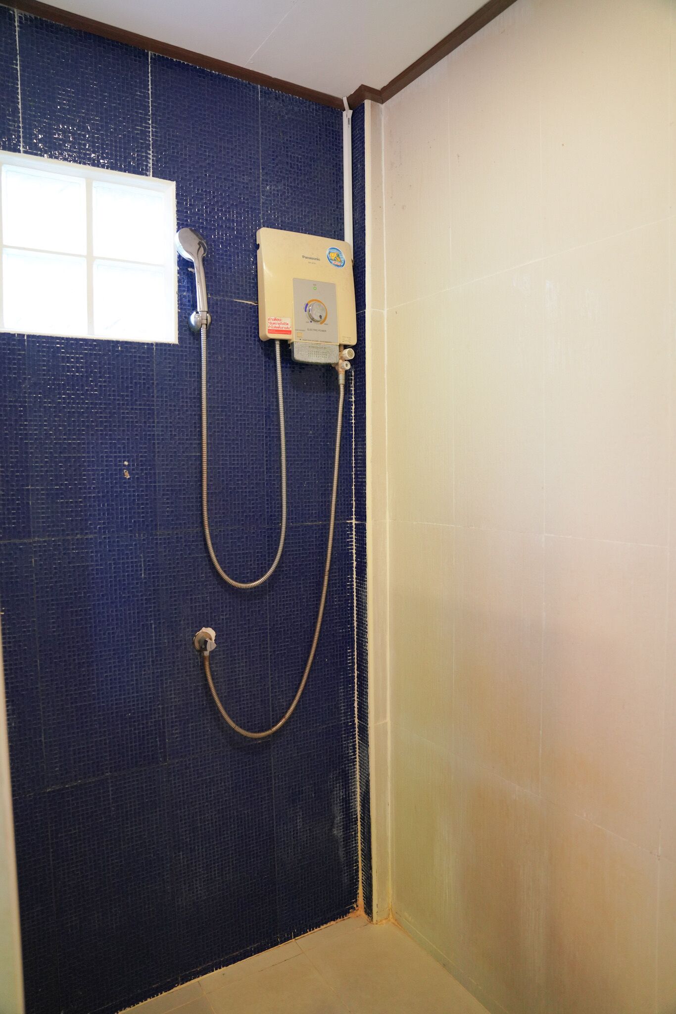 Un bagno con cabina doccia, asciugamano e water.