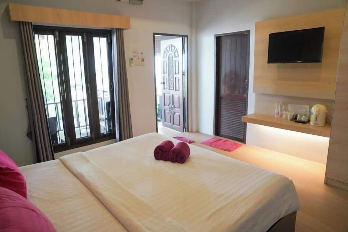 In-room safe, blackout curtains