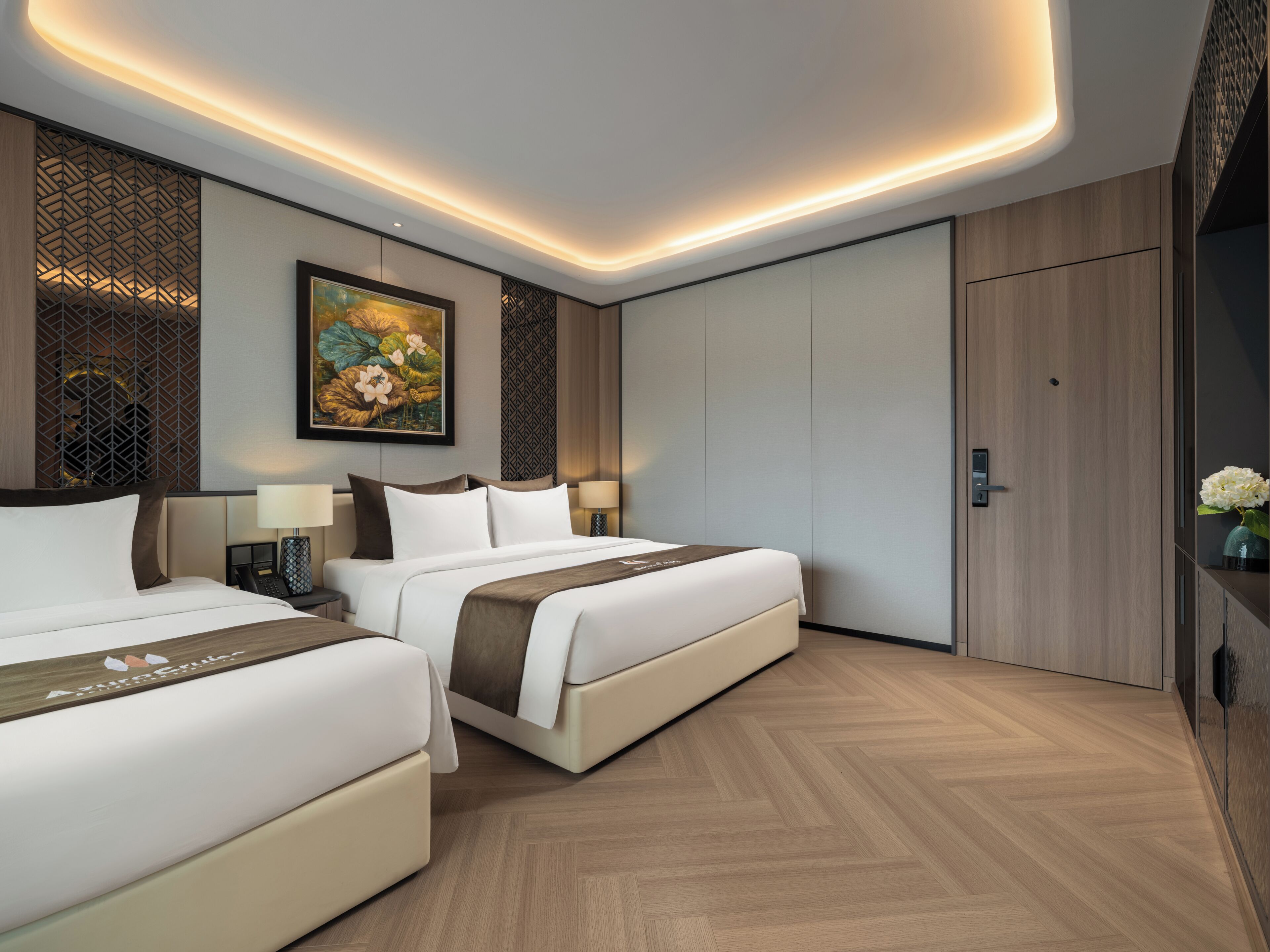 Ein modernes Hotelzimmer mit zwei Betten, einem großen Gemälde und Holzboden.