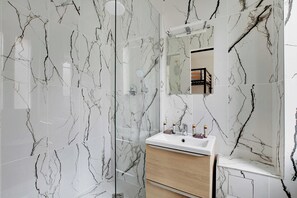 Apartment | Bathroom | Hair dryer, towels, shampoo - Cosy Studio - 2P - Grenelle/tour Eiffel (Paris)