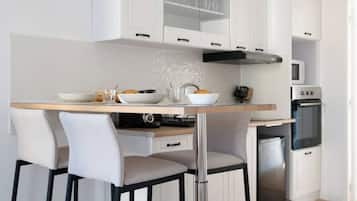 Frigorifero, microonde, forno, piano cottura