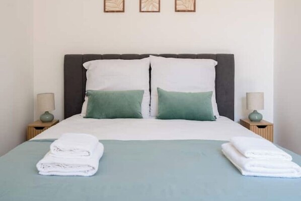 1 quarto, ferros/tábuas de passar roupa, berço de viagem