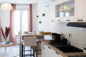 Réfrigérateur, four à micro-ondes, un four, surface de cuisson