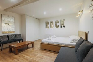 Apartment | Iron/ironing board, bed sheets