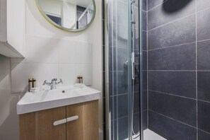 Apartment | Bathroom