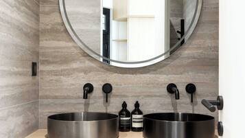 Appartement | Badkamer | Een haardroger, handdoeken, shampoo