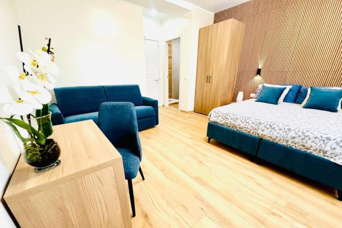 Vierbettzimmer, eingeschrÀnkter Meerblick | Schreibtisch, laptopgeeigneter Arbeitsplatz, kostenloses WLAN