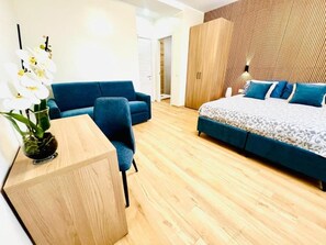 Vierbettzimmer, eingeschränkter Meerblick | Schreibtisch, laptopgeeigneter Arbeitsplatz, kostenloses WLAN