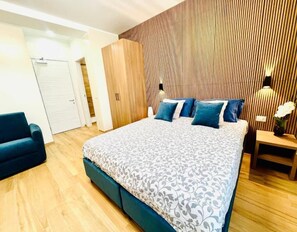 Schreibtisch, laptopgeeigneter Arbeitsplatz, kostenloses WLAN