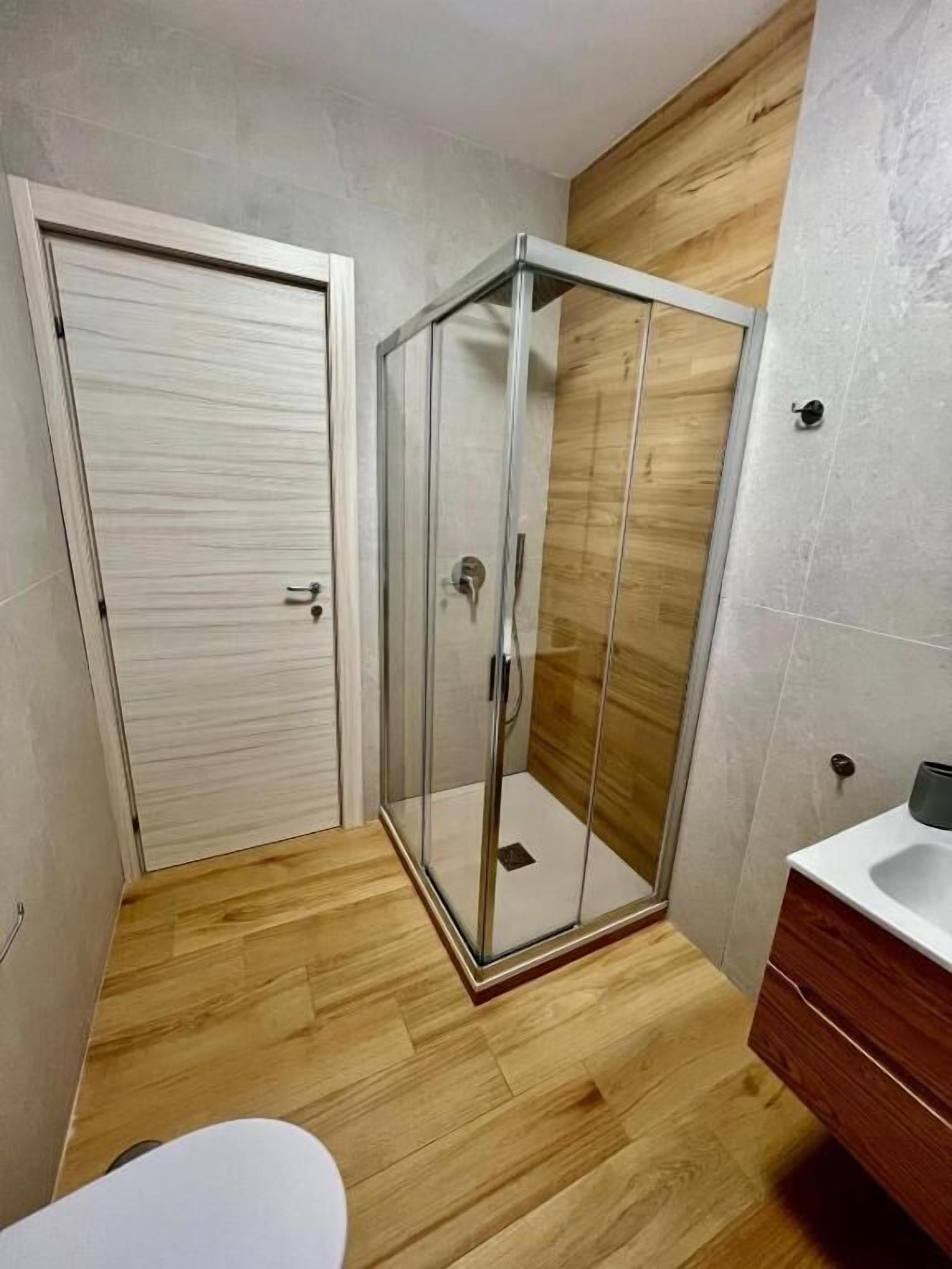 Chambre Quadruple, vue partielle sur la mer