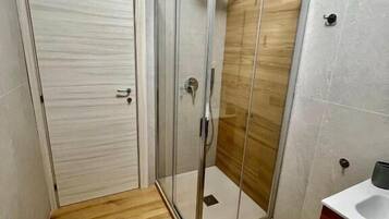 Chambre Quadruple, vue partielle sur la mer