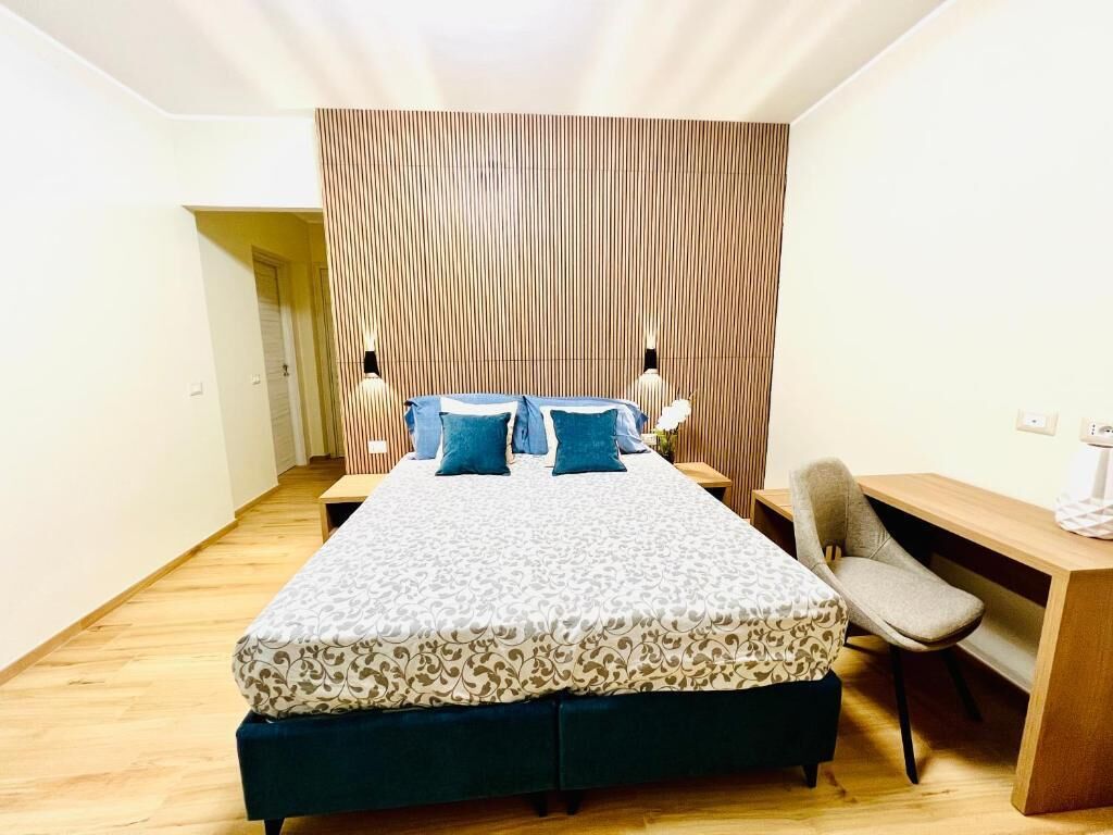 Schreibtisch, laptopgeeigneter Arbeitsplatz, kostenloses WLAN