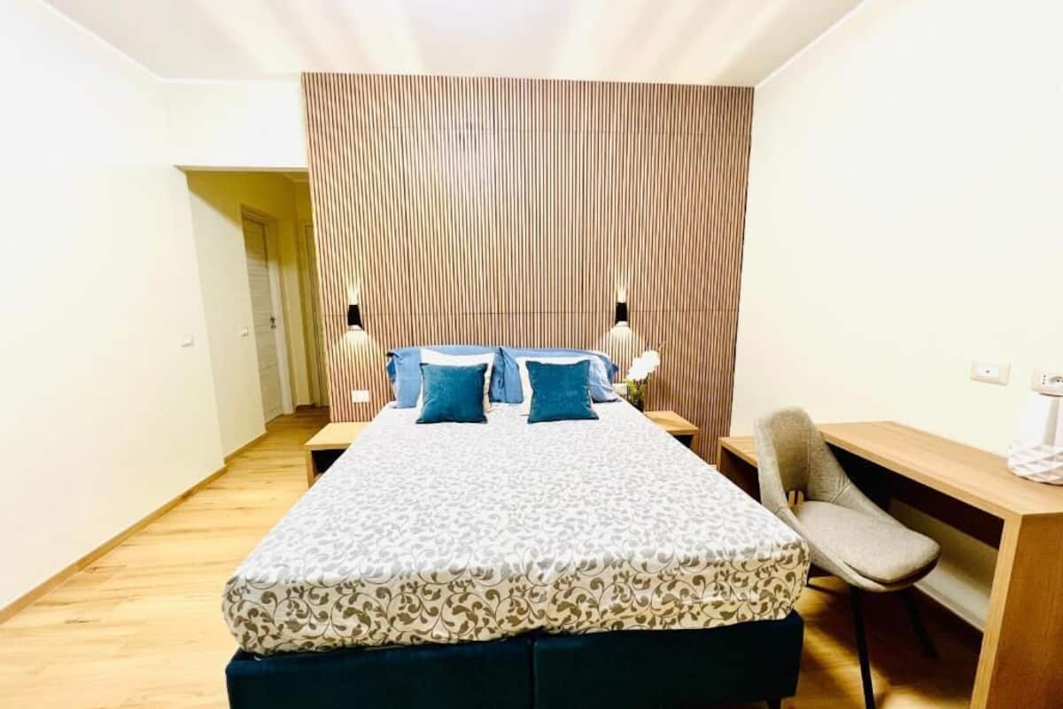 Schreibtisch, laptopgeeigneter Arbeitsplatz, kostenloses WLAN