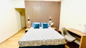 Bureau, espace de travail pour ordinateur portable, Wi-Fi gratuit