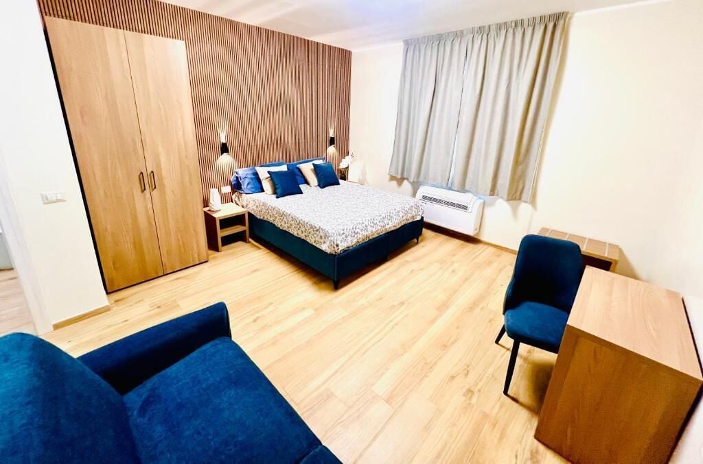 Une chambre à coucher moderne, avec un lit, une armoire, un bureau et une chaise.