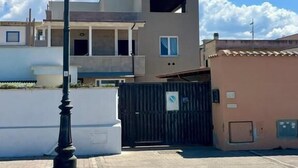 A modern two-story building with a flat roof and a balcony. - Casa Romano SeaFront (Fiumicino)