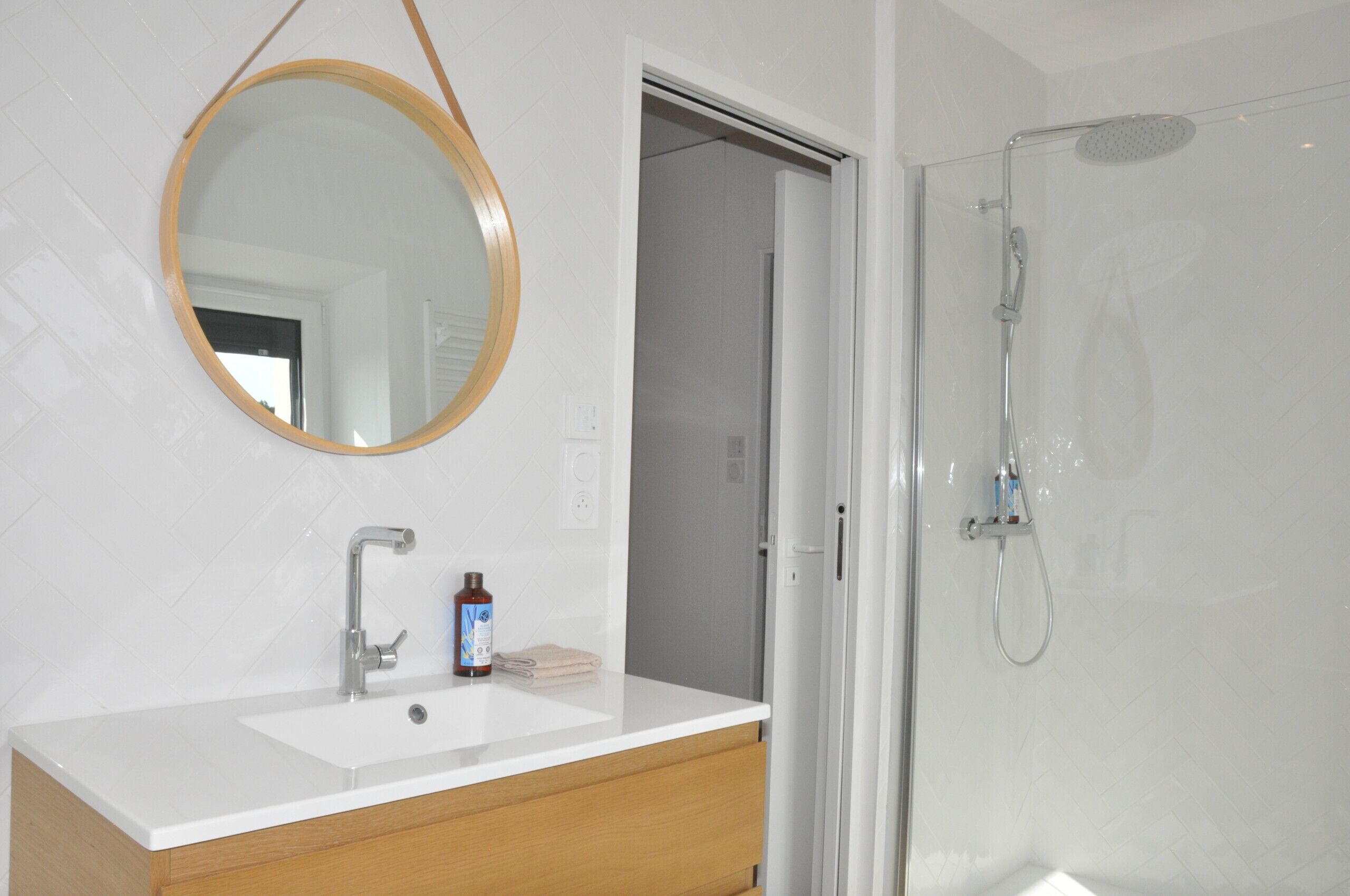 Een douche, een haardroger, handdoeken