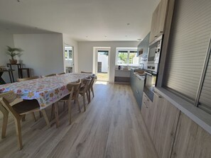 Jääkaappi, mikroaaltouuni, uuni, astianpesukone