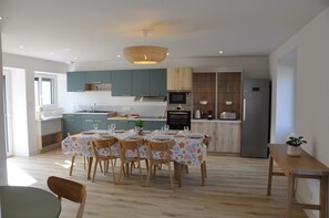 Geladeira, micro-ondas, fogão, lava-louças