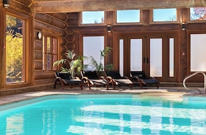 A log cabin with a pool, lounge chairs, and large windows. - Fiddler Lake Resort - Bear 25 (Mille-Isles)