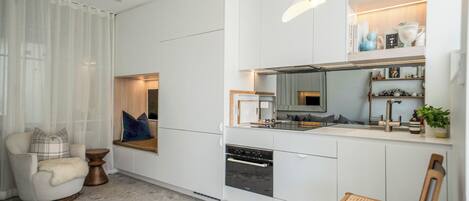Een koelkast, een magnetron, een oven, een kookplaat