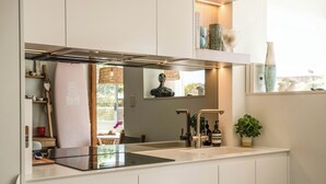 Kaffetrakter/tekoker, kjøleskap, mikrobølgeovn og ovn