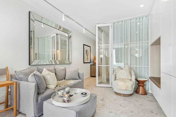 TV, books - Magnifique on McPherson - Gorgeous 1BR in Bronte (Bronte)