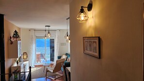 TV connectée, cheminée, livres