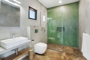 Villa Luxe, 1 très grand lit et 1 canapé-lit, piscine privée, vue mer | Salle de bain