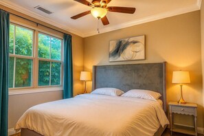 4 makuuhuonetta, työpöytä, silitysrauta/-lauta, ilmainen Wi-Fi