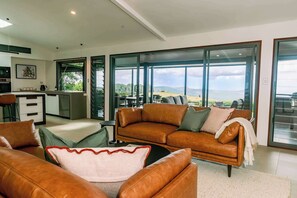 テレビ、暖炉、ステレオ、書斎 / ワークスペース