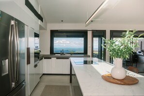 冷蔵庫、電子レンジ、オーブン、コンロ