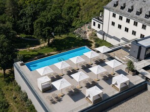 Piscine couverte, piscine extérieure (ouverte en saison)