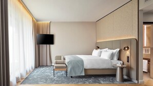 Ropa de cama de alta calidad, minibar y tabla de planchar con plancha