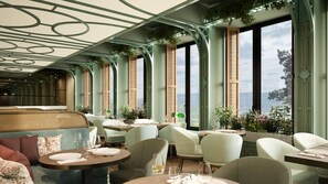 3 restaurants, servant le déjeuner et le dîner; cuisine locale